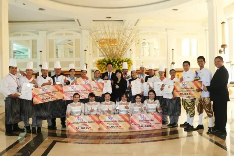 บรรดาพนักงานของโรงแรมดุสิตธานี พัทยาจากแผ...