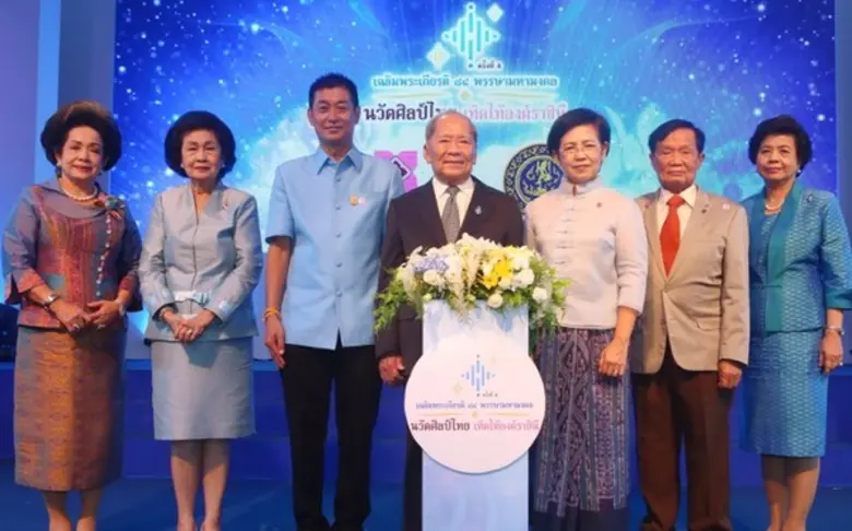 นายธานินทร์ กรัยวิเชียร (ที่ 4 จากซ้าย) อ...