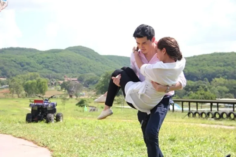 ทีวีไกด์: ละคร "สายลับรักป่วน" “พลอย” เกิดอุบัติเหตุตกรถ ATV เท้าแพลง “แจ๊ค” ได้ทีอาสาอุ้ม! หวังโกยคะแนนพิศวาส