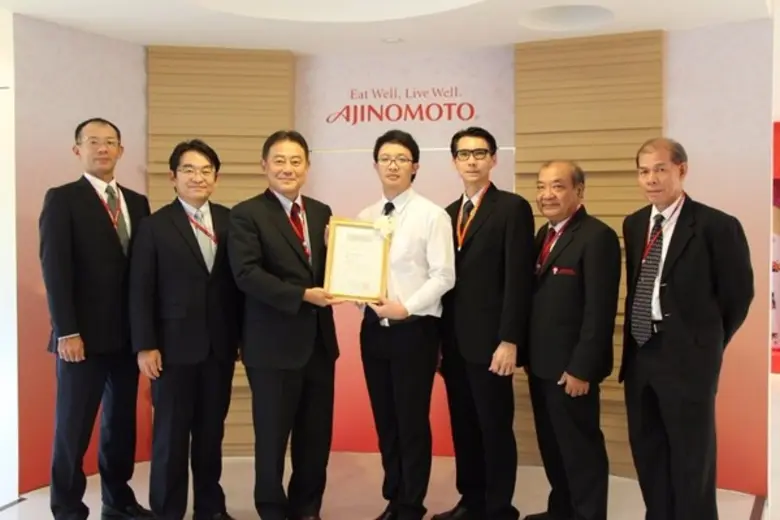 มร.คะโอะรุ คุระชิมะ (ที่ 3 จากซ้าย) รองปร...