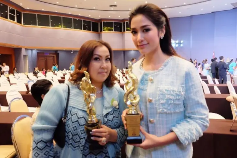 นศ.วิทยาลัยนานาชาติม.กรุงเทพ เข้ารับรางวัลลูกตัวอย่าง-แม่ดีเด่น แห่งปี