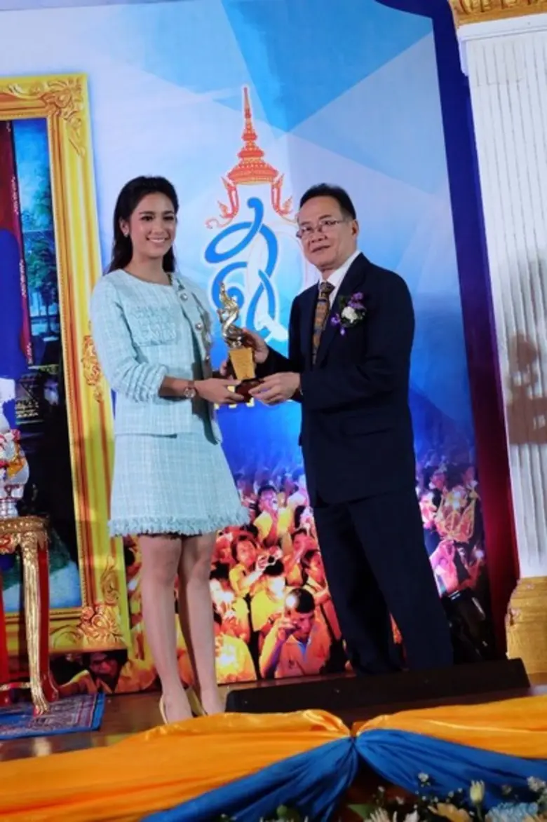 นศ.วิทยาลัยนานาชาติม.กรุงเทพ เข้ารับรางวัลลูกตัวอย่าง-แม่ดีเด่น แห่งปี