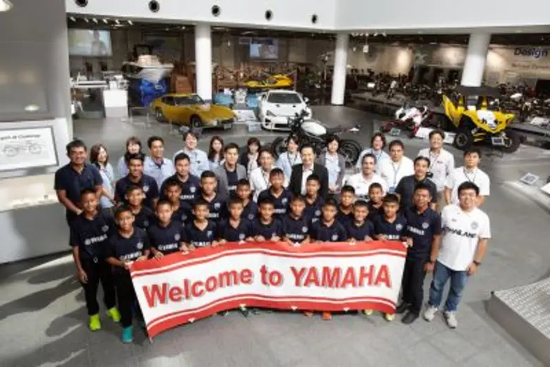 นายวราธร เจนจรัสสกุล (แถว 3 คนที่ 4 จากซ้...