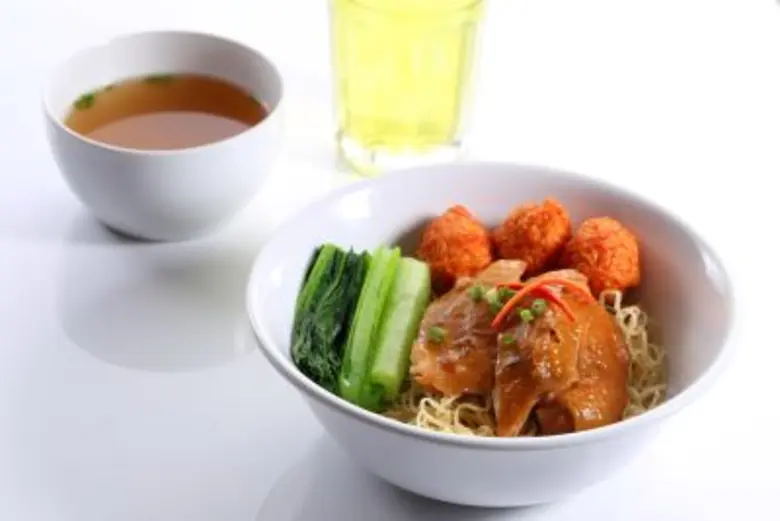 ฮ่องกง คาเฟ่ นำเสนอชุดเมนูสุดคุ้ม บะหมี่ไก่ซีอิ๊วกับลูกชิ้นปลาแซลมอน เพียง 179 บาท