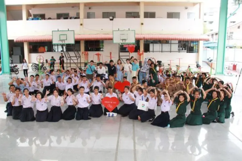 จิณณ์-เขต นำทีมนักแสดงและผู้ประกาศข่าวส่งมอบความสุขให้น้องๆ โรงเรียนเศรษฐเสถียร ในพระราชูปถัมป์