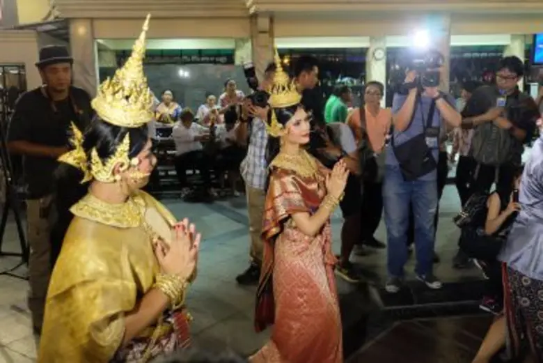 น้ำตาล- ชลิตา ส่วนเสน่ห์ มิสยูนิเวิร์สไทยแลนด์ 2016  รำถวายสักการะขอพรท้าวมหาพรหม