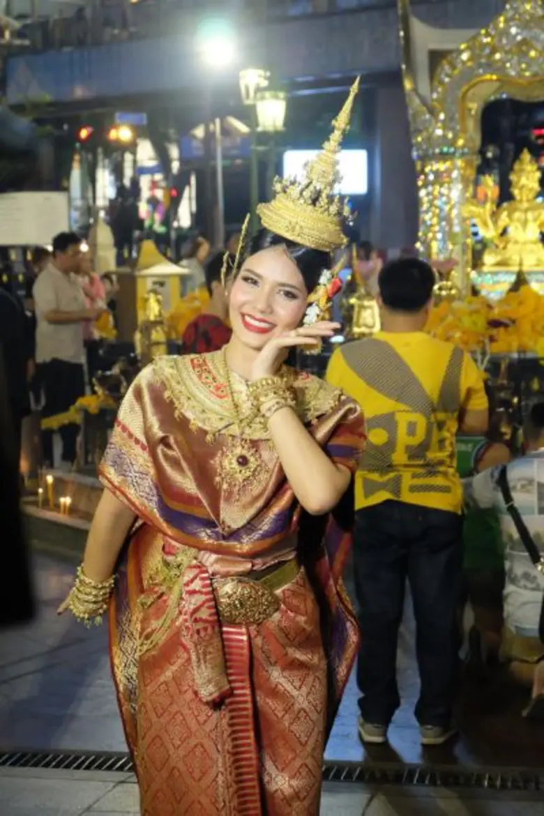 น้ำตาล- ชลิตา ส่วนเสน่ห์ มิสยูนิเวิร์สไทยแลนด์ 2016  รำถวายสักการะขอพรท้าวมหาพรหม