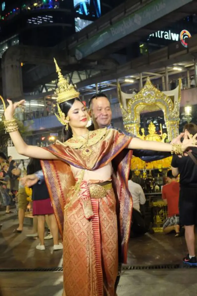 น้ำตาล- ชลิตา ส่วนเสน่ห์ มิสยูนิเวิร์สไทยแลนด์ 2016  รำถวายสักการะขอพรท้าวมหาพรหม