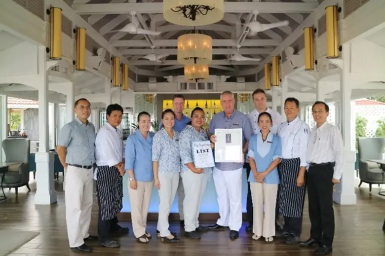 ปีเตอร์ นีลสัน (คนที่ 4 จากขวา) ผู้จัดการ...