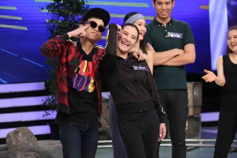 ทีวีไกด์: รายการ "Honey Hero คู่รักนักสู้" ฮาสนั่น รับเทศกาลวันแม่ คู่แม่ลูกแก๊งสามช่า “ครอบครัวโหน่ง” ปะทะ “ครอบครัวเท่ง”