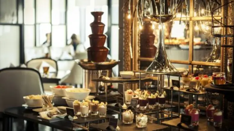 ร่วมฉลองวันแม่กับโปรโมชั่นสุดพิเศษแห่งปี มา 4 จ่าย 3 (คุณแม่ทานฟรี) ที่ห้องอาหารเมดินี่ ชั้น 35 การันตีความอร่อยด้วยรางวัลระดับโลกอย่าง World Luxury Restaurant Awards ปี 2016