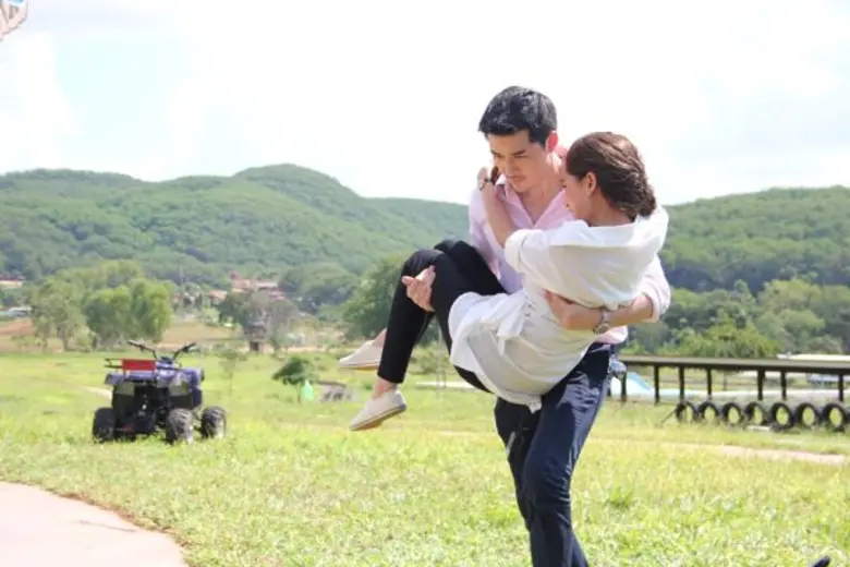 “พลอย” เกิดอุบัติเหตุตกรถ ATV เท้าแพลง “แจ๊ค” ได้ทีอาสาอุ้ม! หวังโกยคะแนนพิศวาส