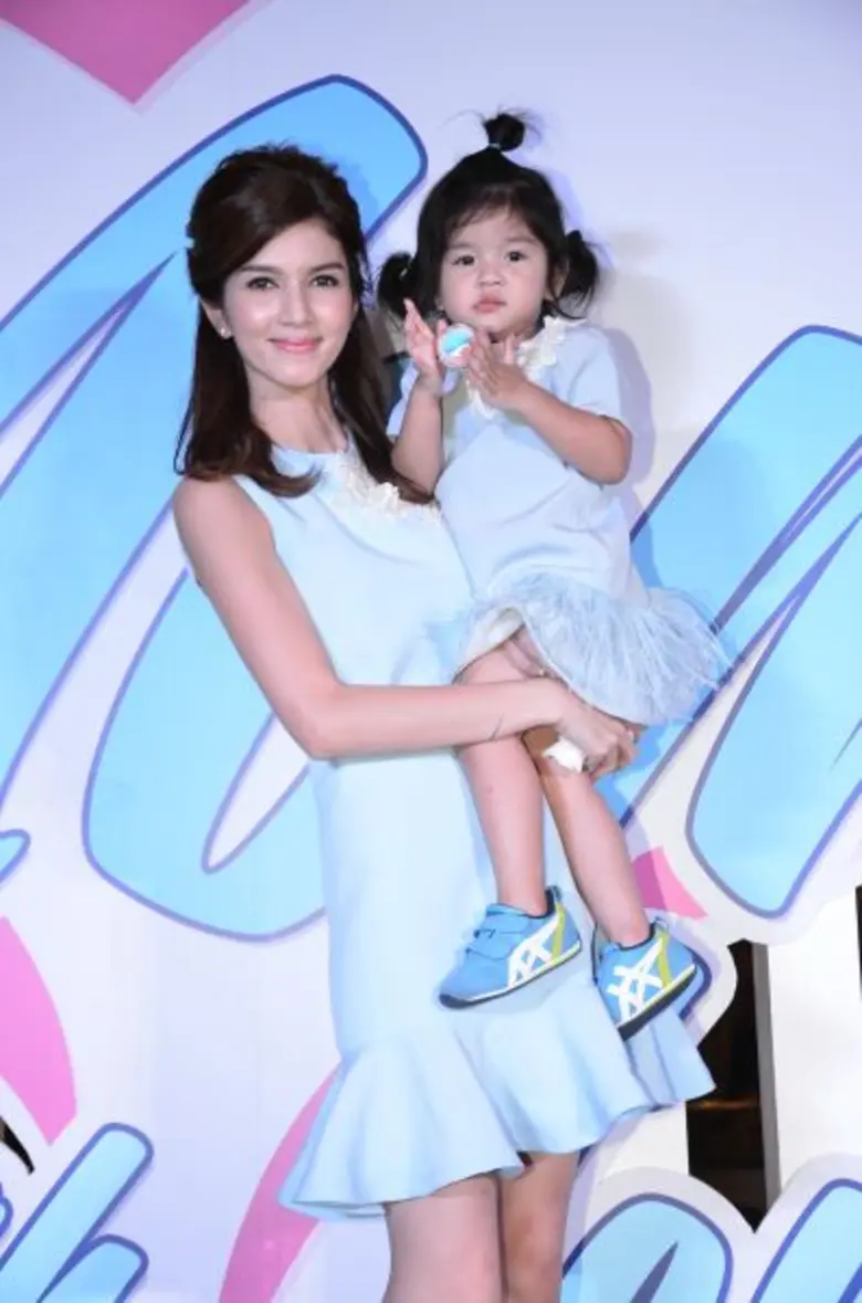 'มะลิ-แม่โบว์’ วาดภาพความรัก...ความผูกพัน ช่วยนักเรียนขาดแคลน ในงาน 'ทู มัม วิท เลิฟ 2016’