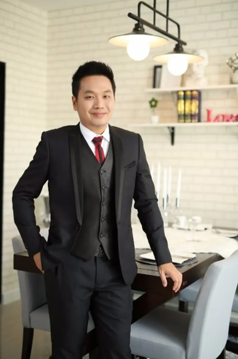 ​ซีอีโอหนุ่มแห่งรุ่งกิจ เรียลเอสเตท หรืออ...
