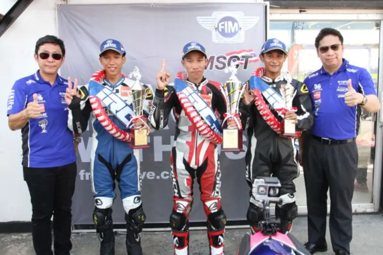 นายธีระพงษ์ โอภาสกรกุล (คนซ้าย) ผู้จัดการ...