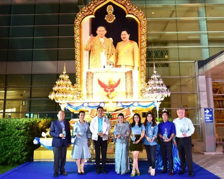 เอมอร ศรีวัฒนประภา (ที่ 4 จากซ้าย) รองประ...