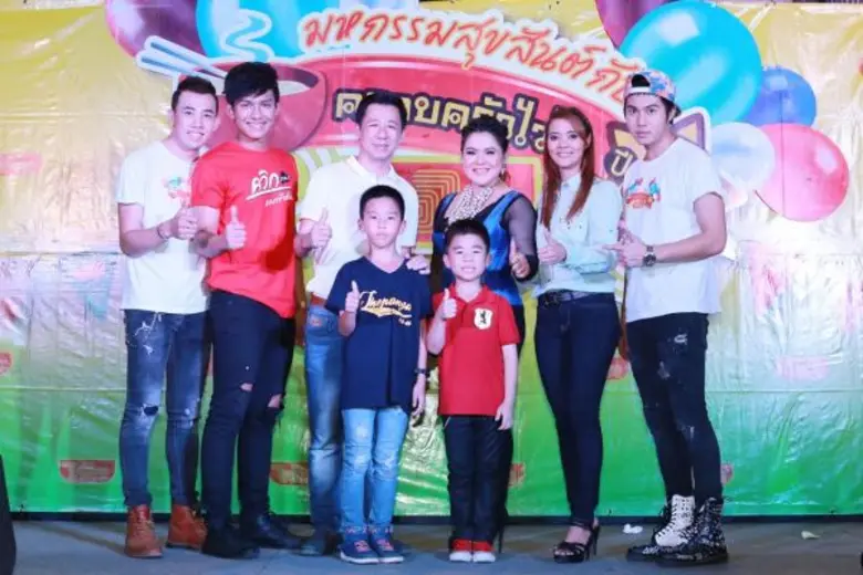 นางสาวณิชรัตน์ ชำนาญกิจ (ที่ 2 จากขวา) รอ...