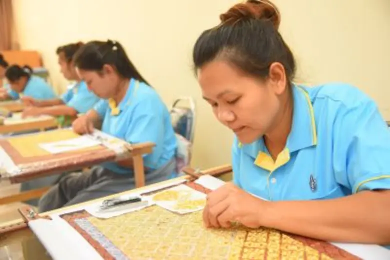 ยลเบื้องหลัง “ปักเครื่องโขน – ทอผ้ายก” สีบัวทอง ฝีมือสุดวิจิตร…สู่เวทีโขนมูลนิธิส่งเสริมศิลปาชีพฯ