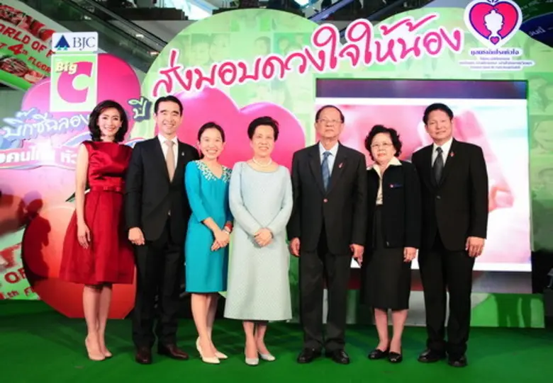 คุณหญิงวรรณา สิริวัฒนภักดี (กลาง) รองประธ...