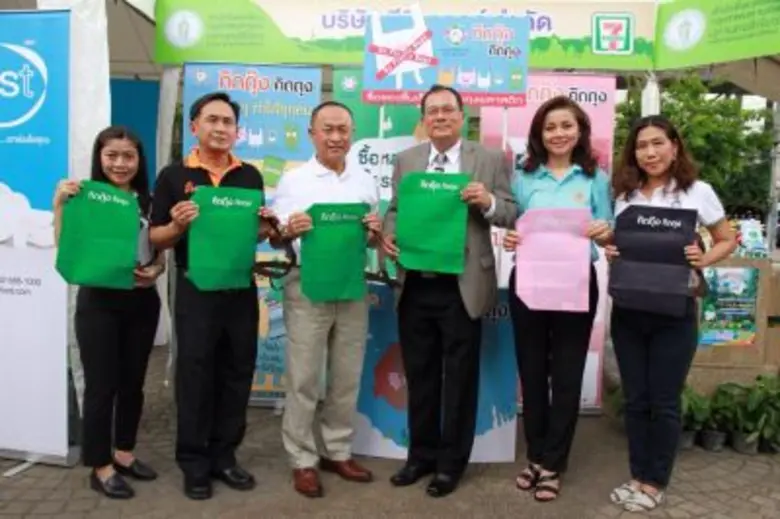 บัญญัติ คำนูณวัฒน์ (ที่ 3 จากซ้าย) ผู้ช่ว...