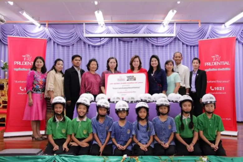 คุณกัลยาณี วัชโรบล (คนที่ 5 จากขวา) รองปร...