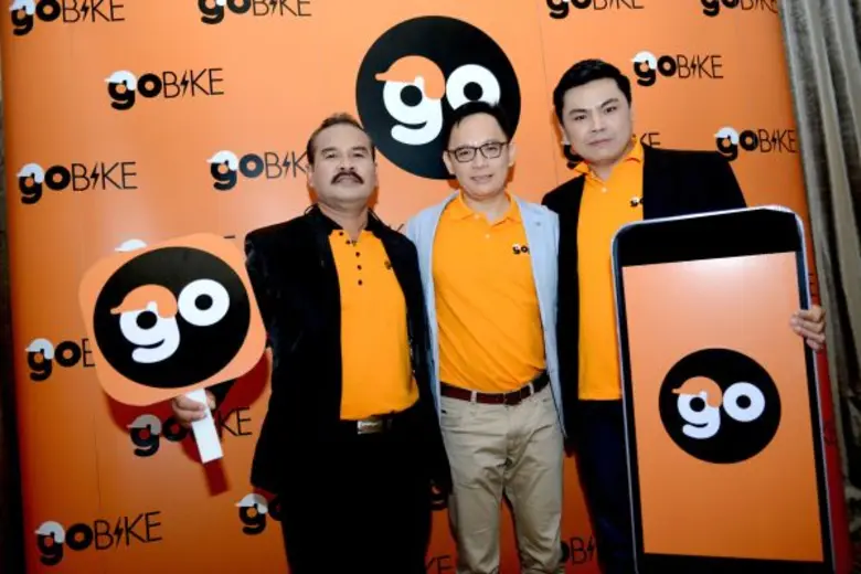 นายอัฏฐพล สิทธิชัยอารีกิจ (ขวา) ผู้ร่วมก่...