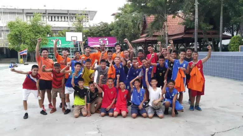 นักบาสเกตบอลทีม "โมโนแวมไพร์ บาสเกตบอล คล...