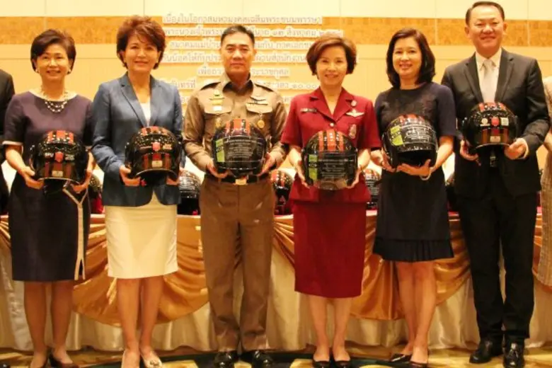 พลตำรวจเอก จักรทิพย์ ชัยจินดา (ที่ 3 จากซ...