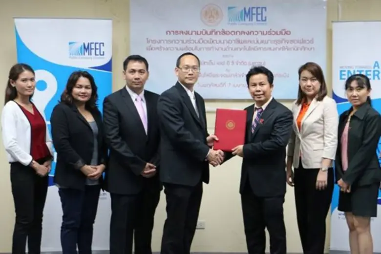 รศ.ดร.คมสัน มาลีสี คณบดี และอาจารย์ศิริพั...