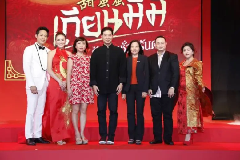 คุณพีรธน เกษมศรี ณ อยุธยา (คนกลาง) ผู้ช่ว...