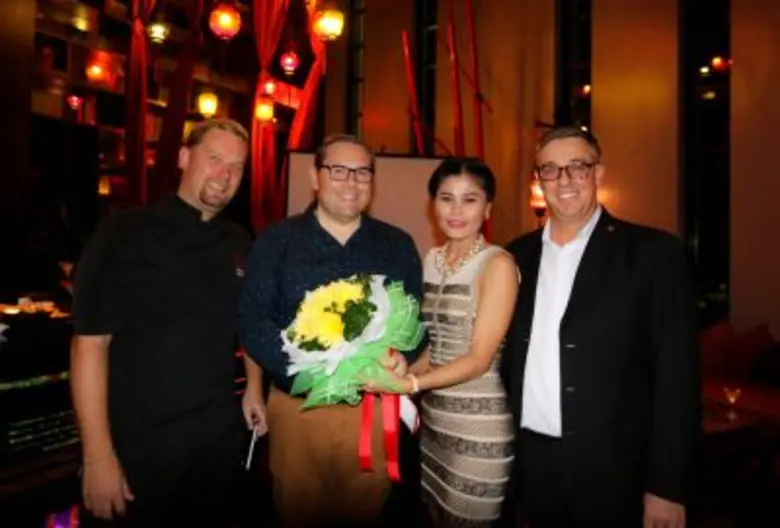 ห้องอาหารและบาร์มันตราร่วมกับบริษัท บางกอ...