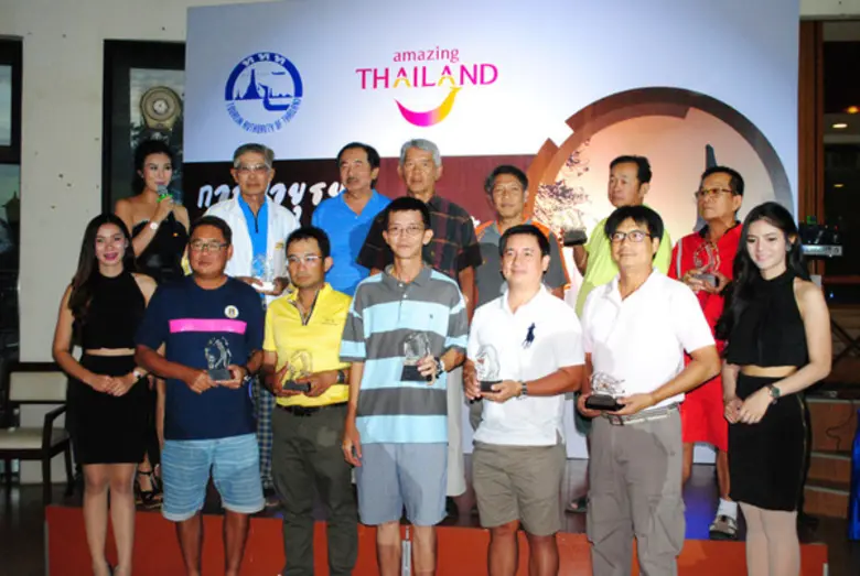 อิสสระพงษ์ แทนศิริ (แถวบน ที่3 จากขวา) ผู...