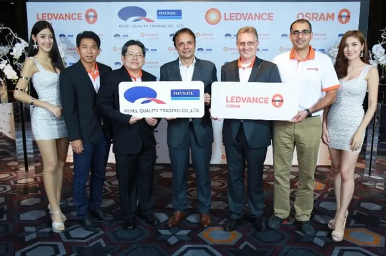 นายปรีชา ธีระวัฒน์สกุล (ที่ 3 จากซ้าย) พร้อมด้วย นา...