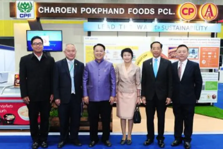 นายวิทยา ผิวผ่อง(ที่ 3 จากซ้าย) ผู้ช่วยรั...