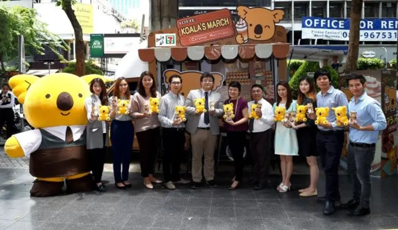 มร. อาคิระ ชิมิสึ (แถวบนที่ 5 จากซ้าย) ผู...