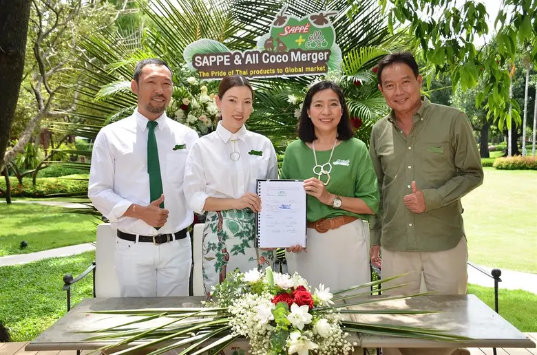 นายอดิศักดิ์ รักอริยะพงศ์ (ซ้ายสุด) รองปร...