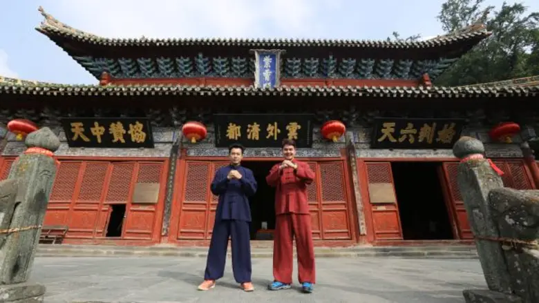 ไปฝึกวิทยายุทธ ที่เขาบู๊ตึ๊ง กับกูรูท่องเที่ยว จ๊อบ นิธิ ในสมุดโคจร On The  Way