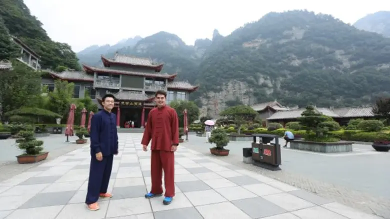 ไปฝึกวิทยายุทธ ที่เขาบู๊ตึ๊ง กับกูรูท่องเที่ยว จ๊อบ นิธิ ในสมุดโคจร On The  Way