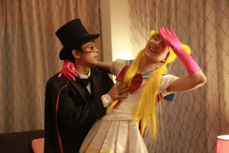 'บอย-บรูซ’ สุดฮา!! ลองของแปลก สวมชุดทักซิโด้-เซเลอร์มูน สนองอารมณ์รัก!!