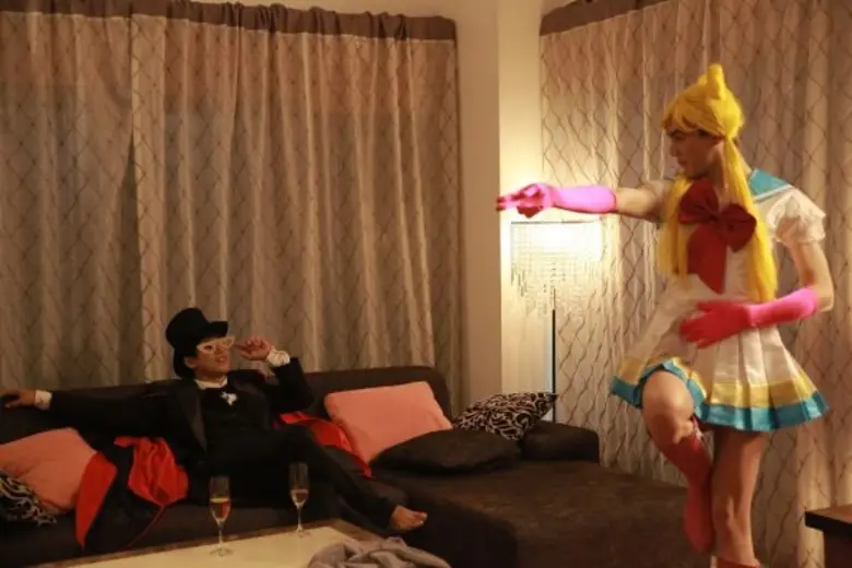 'บอย-บรูซ’ สุดฮา!! ลองของแปลก สวมชุดทักซิโด้-เซเลอร์มูน สนองอารมณ์รัก!!