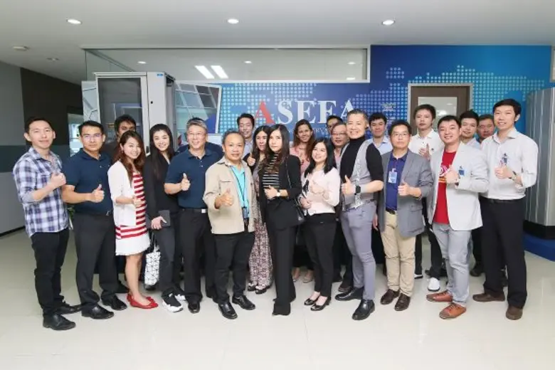 ตัวแทนผู้บริหารจากบริษัท อาซีฟา จำกัด (มห...