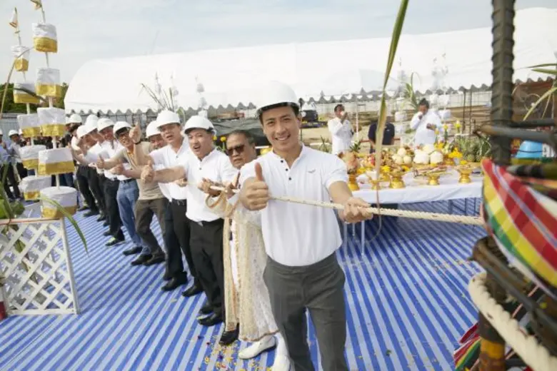 คุณชานนท์ เรืองกฤตยา ( คนที่ 1 ) ประธานเจ...