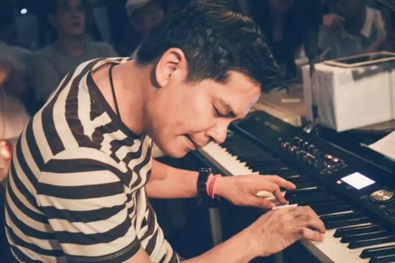 กลับมาอีกครั้งตามคำเรียกร้องกับมินิคอนเสิร์ต “รัสมี อีสาน โซล เดอะ รีเทิร์น” ณ แจ๊ส แฮพเพ่นส์ พระอาทิตย์, 18 สิงหาคม 2559