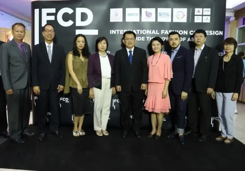 สมชาย หาญหิรัญ (ที่ 5 จากซ้าย) ปลัดกระทรว...