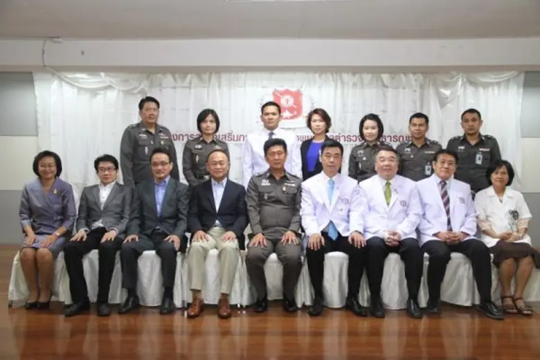 พล.ต.ต.วิฑูรย์ นิติวรางกูร (นั่งกลาง) รอง...