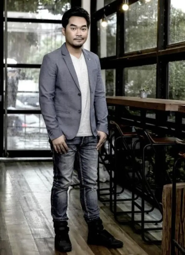 เป็นนักร้องหนุ่มคุณภาพเสียงอบอุ่นที่ไม่เค...