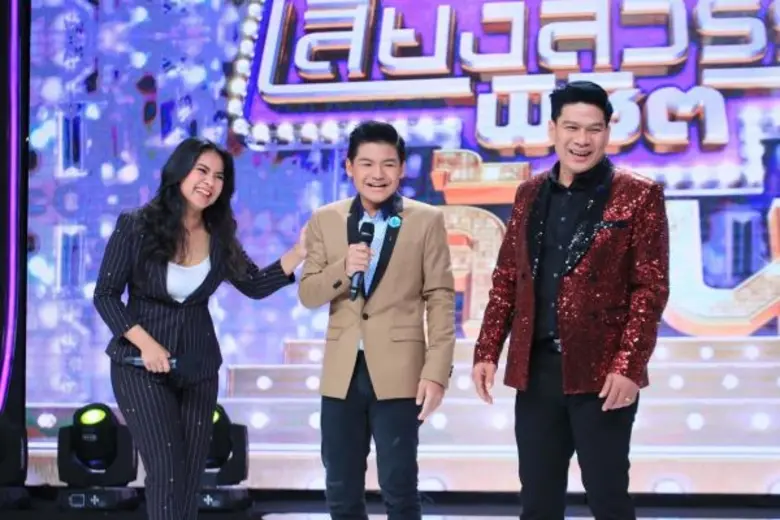 “ตั๊ก ศิริพร” น้ำตาซึม! “น้องภู”ลูกชายสุดเลิฟคว้าไมค์ร้อง “ก่อนไม่มีแม่ให้กอด” เซอร์ไพร์ส