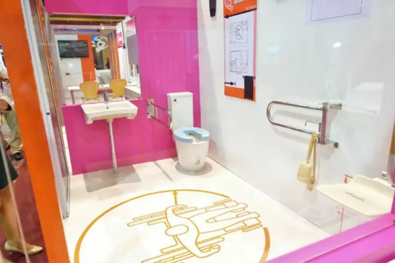 ต้นแบบป้ายรถเมล์-ที่พักอาศัยรองรับคนพิการ เพื่อความเท่าเทียมทางสังคมในงานสัมมนาวิชาการระดับชาติด้านคนพิการ ครั้งที่ 8