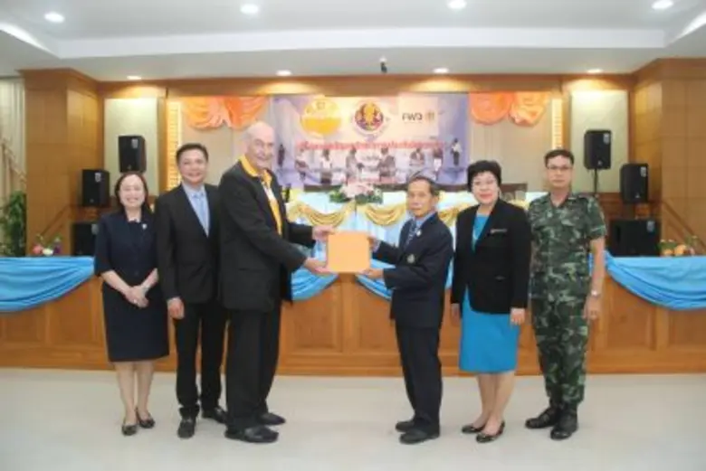 มร.ไมค์ แพล็กซ์ตัน (คนที่ 3 จากซ้าย) ประธ...