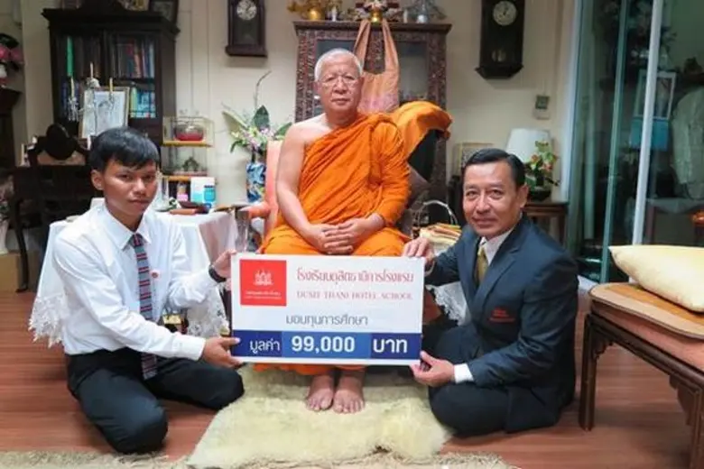 ดร.ธงชัย สวัสดิสาร (ขวา) ผู้บริหารโรงเรีย...